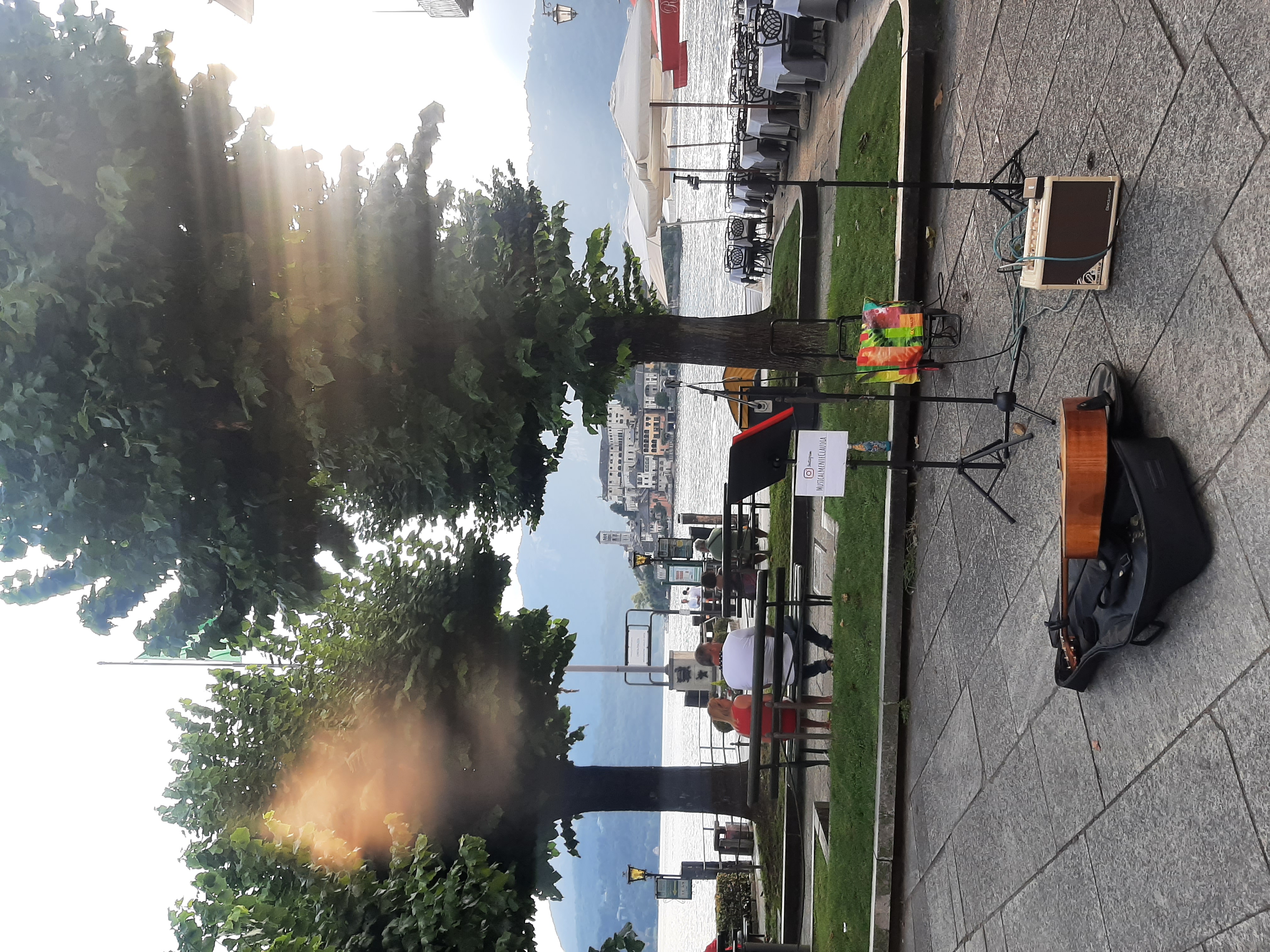 Busking chitarra acustica e voce