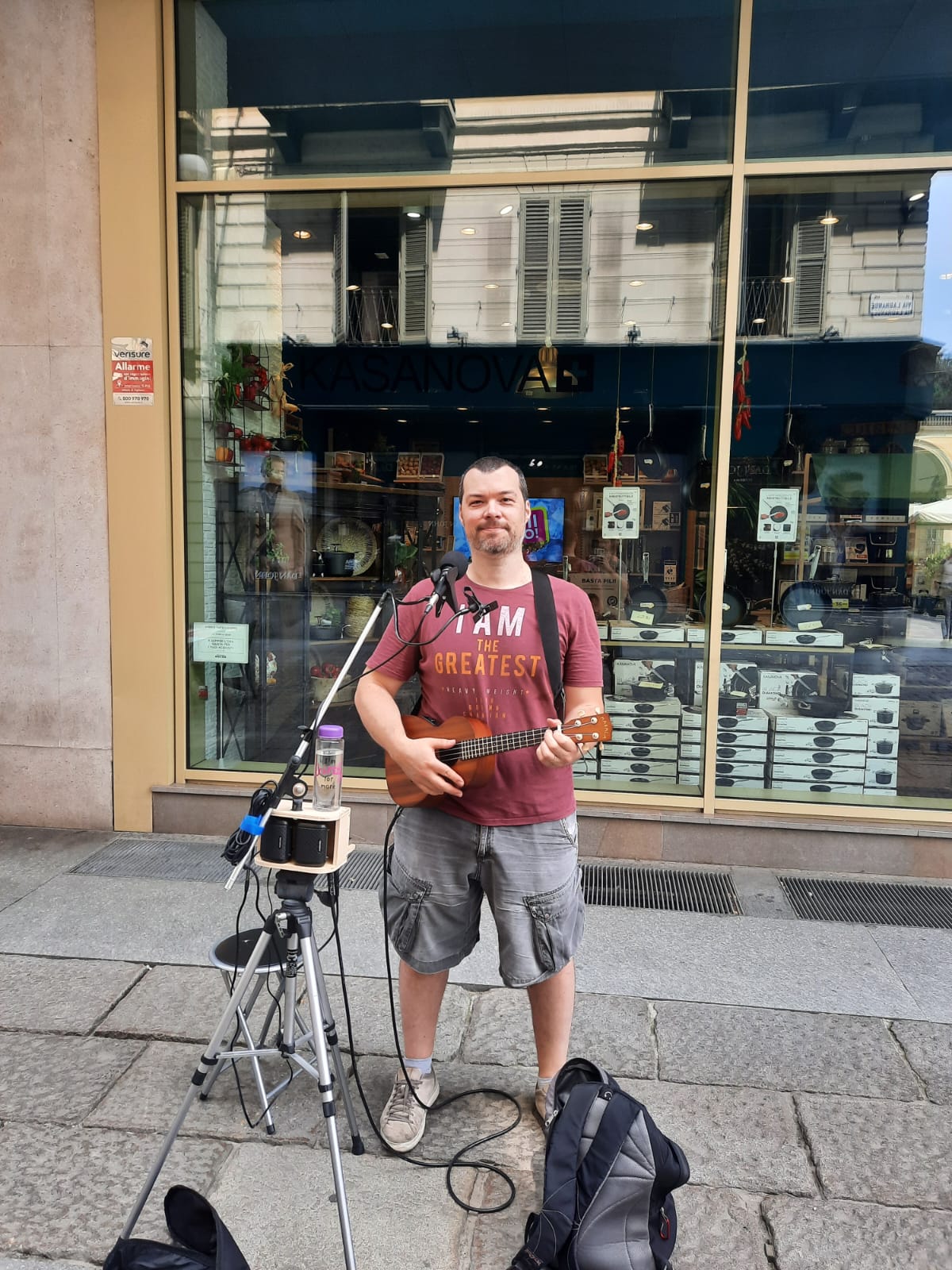 A big dude and a little ukulele