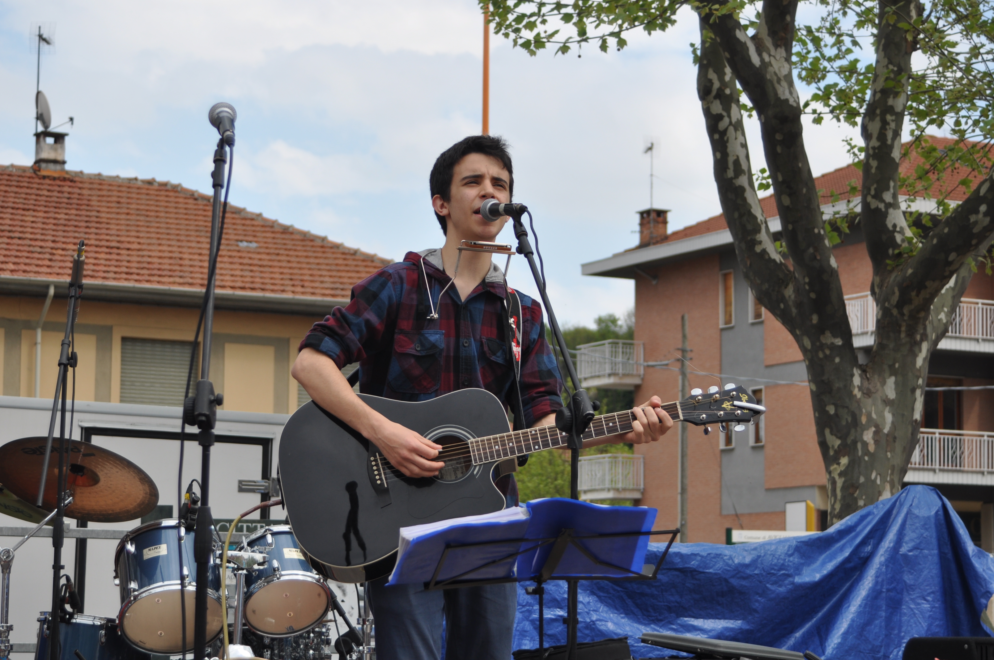esibizione di cover chitarra e voce
