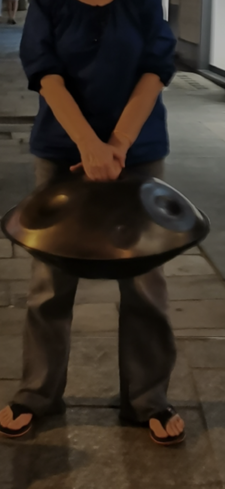 Esibizione musicale rilassante con L HANDPAN